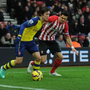 Arsenal's Rosicky Fends Off Southampton's Fonte in Premier League Clash (January 2015)