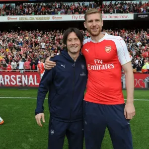 Arsenal's Rosicky and Mertesacker Celebrate 2015-16 Premier League Victory Over Aston Villa
