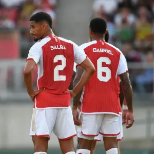 Arsenals Saliba und Gabriel treffen sich in einem Vorbereitungsspiel gegen den FC Nürnberg. Arsenals Saliba und Gabriel treffen sich in einem Vorbereitungsspiel gegen den FC Nürnberg.