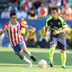 Arsenal's Santi Cazorla Outsmarts Chivas Edson Torres: A Pre-Season Masterclass