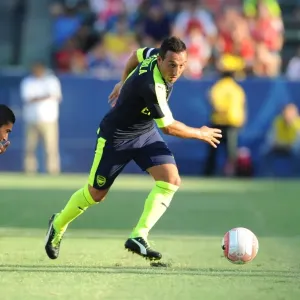Arsenal's Santi Cazorla Outsmarts Orbelin Pineda in Pre-Season Showdown