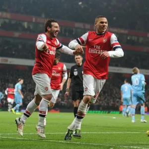 El gol de Santi Cazorla del Arsenal, celebrado con Gibbs y Podolski contra el West Ham United en 2013