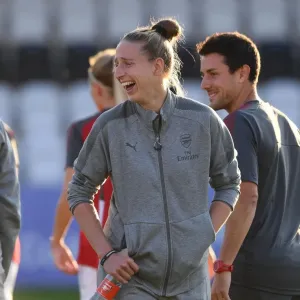 Arsenal's Sari van Veenendaal Readies for Action Against Everton Ladies (Pre-Season 2017-18) Arsenal's Sari van Veenendaal Readies for Action Against Everton Ladies (Pre-Season 2017-18)