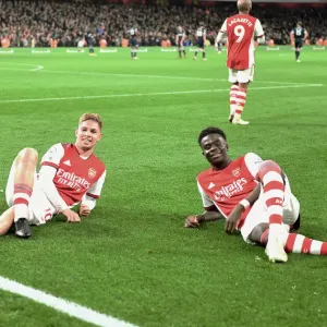 El delantero de Arsenal, Smith Rowe y el joven jugador en crecimiento, Bukayo Saka celebran los goles contra West Ham en la confrontación por la Liga Premier