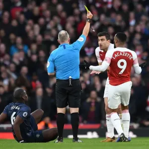 Arsenal's Sokratis Fouls Manchester United's Pogba: Jon Moss Issues Yellow Card (Arsenal v Manchester United 2018-19)