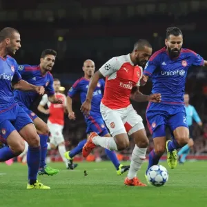 Arsenal's Theo Walcott Battles Olympiacos Defenders