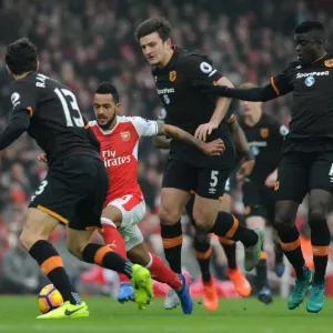 Arsenal's Theo Walcott Clashes with Hull Defenders during Premier League Match