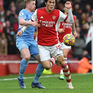 Arsenal's Tomiyasu Outmuscles De Bruyne in Arsenal v Manchester City Clash (2021-22)