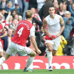 Arsenal's Triumph: Van Persie, Mertesacker, Benayoun Celebrate Goals Against Sunderland (2011-12)