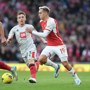 Arsenal's Trossard Sprints Past Sheffield United Defenders in 2023-24 Premier League Clash Arsenal's Trossard Sprints Past Sheffield United Defenders in 2023-24 Premier League Clash