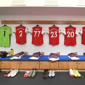 Arsenal's Unified Focus: Pre-Match Huddle vs. Chelsea, Premier League 2019-2020