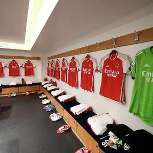 Arsenal's Unified Focus: Pre-Match Huddle vs. Chelsea, Premier League 2023-24