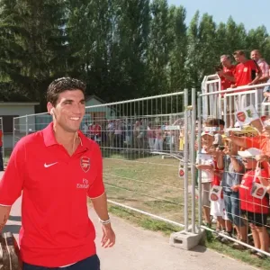 Arsenal's Unstoppable Pre-Season Form: Jose Reyes Shines in 8-1 Victory over Schwadorf, 2006