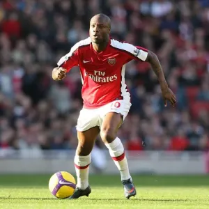 Arsenal's Unyielding Defender: William Gallas in the 0-0 Battle Against Sunderland, 2009 Arsenal's Unyielding Defender: William Gallas in the 0-0 Battle Against Sunderland, 2009