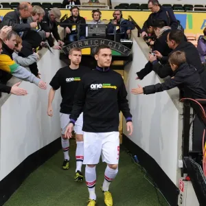 Arsenal's Vermaelen and Mertesacker Before Norwich Clash (2012-13) Arsenal's Vermaelen and Mertesacker Before Norwich Clash (2012-13)