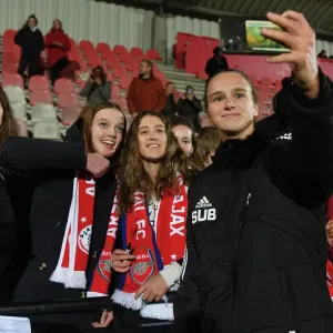 Arsenal's Vivianne Miedema Celebrates with Fans after Ajax Victory in UEFA Women's Champions League Arsenal's Vivianne Miedema Celebrates with Fans after Ajax Victory in UEFA Women's Champions League