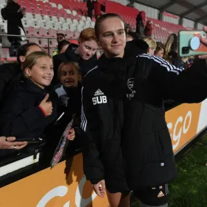 Arsenal's Vivianne Miedema Celebrates UEFA Women's Champions League Victory with Fans Arsenal's Vivianne Miedema Celebrates UEFA Women's Champions League Victory with Fans