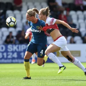 Vivianne Miedemas von Arsenal verwehrt sich mit Brookes Hendriks vom westlichen Hamburger Verein im Kontinentalkupf Vivianne Miedemas von Arsenal verwehrt sich mit Brookes Hendriks vom westlichen Hamburger Verein im Kontinentalkupf