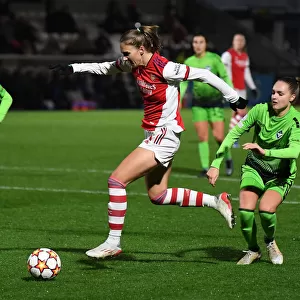 Arsenal's Vivianne Miedema Outmaneuvers HB Koge's Selma Svendsen in UEFA Women's Champions League Clash