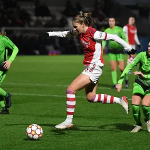 Arsenal's Vivianne Miedema Outmaneuvers HB Koge's Selma Svendsen in UEFA Women's Champions League Clash Arsenal's Vivianne Miedema Outmaneuvers HB Koge's Selma Svendsen in UEFA Women's Champions League Clash