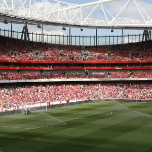 Arsenal's Wet Victory: 4-1 Over Portsmouth in the Premier League (2009)