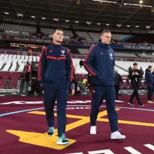 Arsenal's Xhaka and Leno Pre-Match Huddle at West Ham United (Premier League 2019-20)