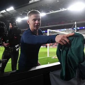 Arsenal's Zinchenko Gifts Shirt to Ecstatic Fan after PSV Victory - UEFA Champions League 2023/24 Arsenal's Zinchenko Gifts Shirt to Ecstatic Fan after PSV Victory - UEFA Champions League 2023/24