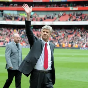 Arsene Wave: Arsenal Manager Bids Farewell to Fans vs Norwich City (2011-12)