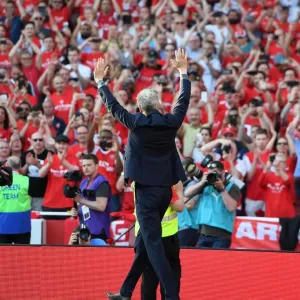 Arsene Wave: Arsene Wenger Bids Farewell to Arsenal Fans vs Burnley (2017-18) Arsene Wave: Arsene Wenger Bids Farewell to Arsenal Fans vs Burnley (2017-18)