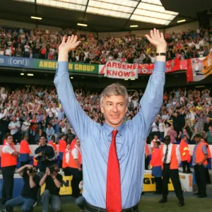 Arsene Wenger (Arsenal) celebrates winning the league