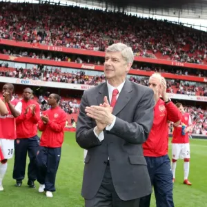Arsene Wenger the Arsenal Manager claps the fans during the lap of the pitch to thank the fans for their support. Arsenal 1: 0 Everton. Barclays Premier League. Emirates Stadium, 4 / 5 / 08. Credit : Arsenal Football Club /