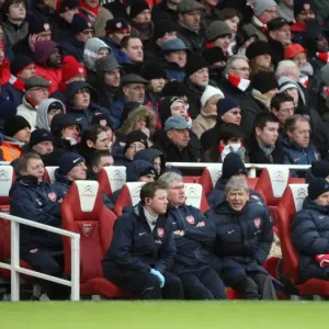 Arsenio Wenger el entrenador del arsenal sentado en la sala de cambio. El arsenal ha empatado con el everton, dos a dos