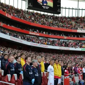 Arsene Wenger the Arsenal Manager stand for a minutes silence in honour of Danny Fiszman