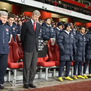 Arsene Wenger the Arsenal Manager and the subs bench bow their heads for a minutes silence for the Haiti disaster. Arsenal 4: 2 Bolton Wanderers. Barclays Premier League. Emirates Stadium, 20 / 1 / 10. Credit : Arsenal Football Club Arsene Wenger the Arsenal Manager and the subs bench bow their heads for a minutes silence for the Haiti disaster. Arsenal 4: 2 Bolton Wanderers. Barclays Premier League. Emirates Stadium, 20 / 1 / 10. Credit : Arsenal Football Club