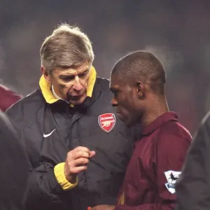 Arsene Wenger talks to Kerrea Gilbert before extra time Arsene Wenger talks to Kerrea Gilbert before extra time