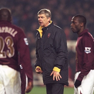 Arsene Wenger (Arsenal Manager) talks to his players before the start of extra time