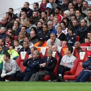 Arsene Wenger and Arsenal Squad Celebrate 3:1 Victory over Birmingham City in Barclays Premier League at Emirates Stadium (17/10/09)