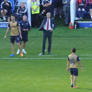 Arsene Wenger Consulting with Olivier Giroud during Leicester City vs. Arsenal (2015/16) Arsene Wenger Consulting with Olivier Giroud during Leicester City vs. Arsenal (2015/16)