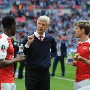 Arsene Wenger Consults Danny Welbeck and Nacho Monreal Before FA Cup Semi-Final Extra Time (Arsenal vs Manchester City, 2017)