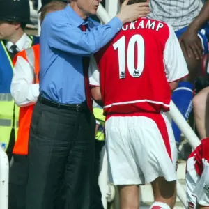 Arsene Wenger and Dennis bergkamp (Arsenal). Arsenal 2: 1 Leicester City