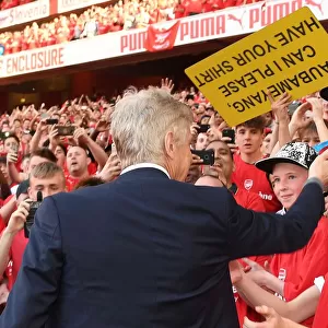 Arsene Wenger Gifts Fan His Tie after Arsenal's Victory over Burnley (2017-18)