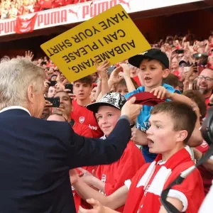 Arsene Wenger Gifts Fan His Tie after Arsenal's Victory over Burnley (2017-18)