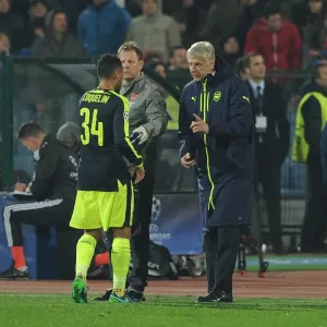 Arsene Wenger Gives Instructions to Francis Coquelin during Arsenal's UEFA Champions League Match against Ludogorets Razgrad (November 2016)