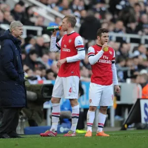 Arsene Wenger Gives Instructions to Jack Wilshere and Per Mertesacker during Newcastle United vs Arsenal (2013-14) Arsene Wenger Gives Instructions to Jack Wilshere and Per Mertesacker during Newcastle United vs Arsenal (2013-14)