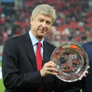 Arsene Wenger Honored with UEFA Award Before Olympiacos vs. Arsenal in 2011-12 Champions League