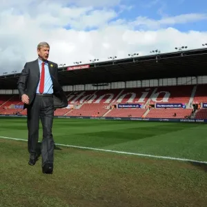 Arsene Wenger Inspects Britannia Stadium Pitch Before Stoke City vs Arsenal (2013-14)