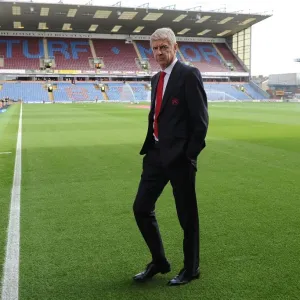 Arsene Wenger Inspects Turf Moor Pitch Ahead of Burnley vs Arsenal (2016-17) Arsene Wenger Inspects Turf Moor Pitch Ahead of Burnley vs Arsenal (2016-17)