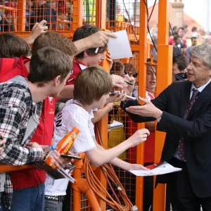 Arsene Wenger Leads Arsenal to 4-0 Pre-Season Victory over Barnet, 2010