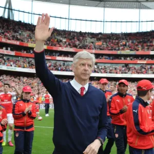 Arsene Wenger: Post-Match Moment at Emirates Stadium (Arsenal vs Aston Villa, Premier League 2015-16) Arsene Wenger: Post-Match Moment at Emirates Stadium (Arsenal vs Aston Villa, Premier League 2015-16)