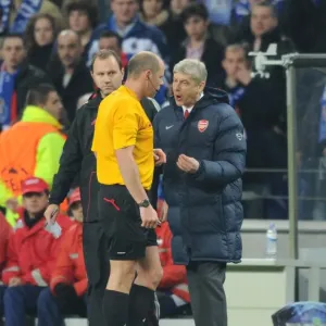 Arsene Wenger Protests to Referee Martin Hansson after Porto's Second Goal in UEFA Champions League Clash